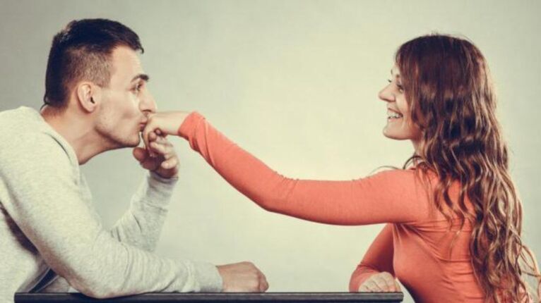 Ein Junge kümmert sich um ein Mädchen und denkt über eine Penisvergrößerung nach