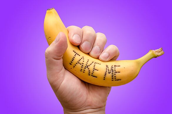 Die Banane in der Hand symbolisiert einen Penis mit vergrößertem Kopf