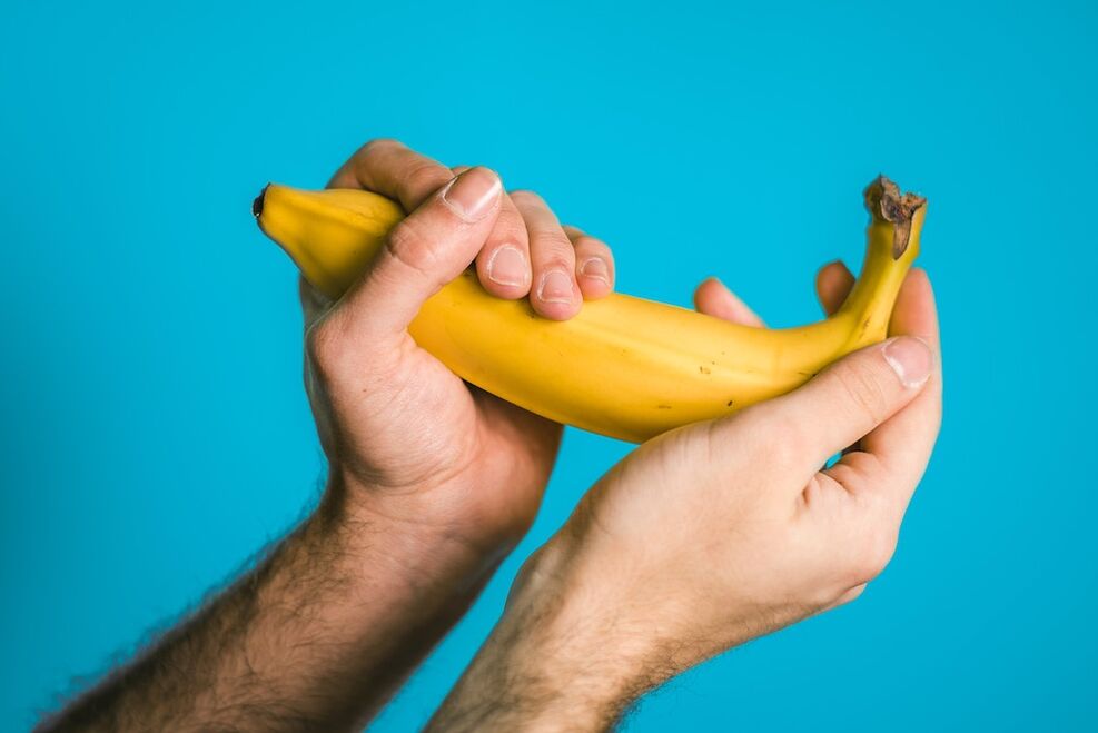 Übung, um den Penis beim Beispiel einer Banane zu erhöhen