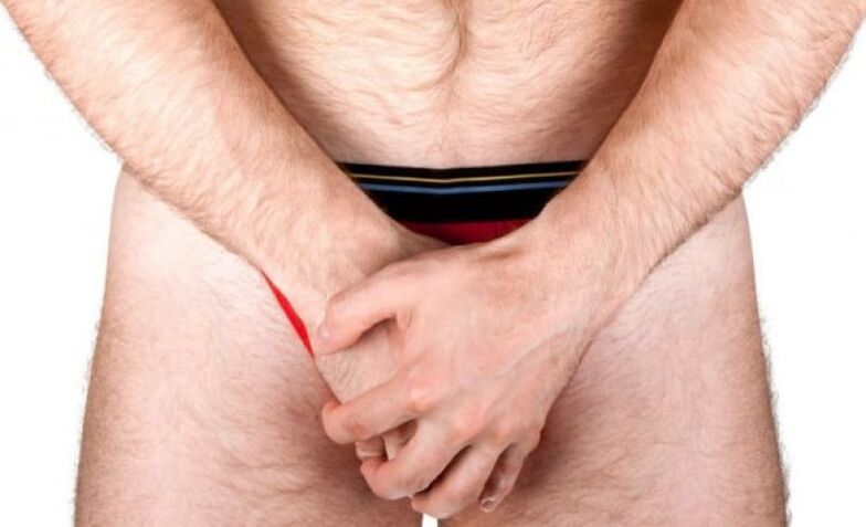 Mann macht Penismassage, um die Dicke zu erhöhen