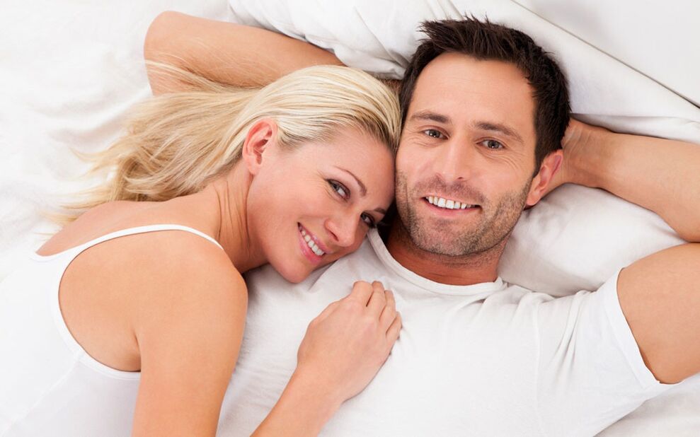 Männliche Kraft im Bett ist das Ergebnis der Verwendung einer Vakuumpumpe